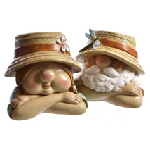 LAYING BOY AND GIRL WITH HAT 19CM GREEN